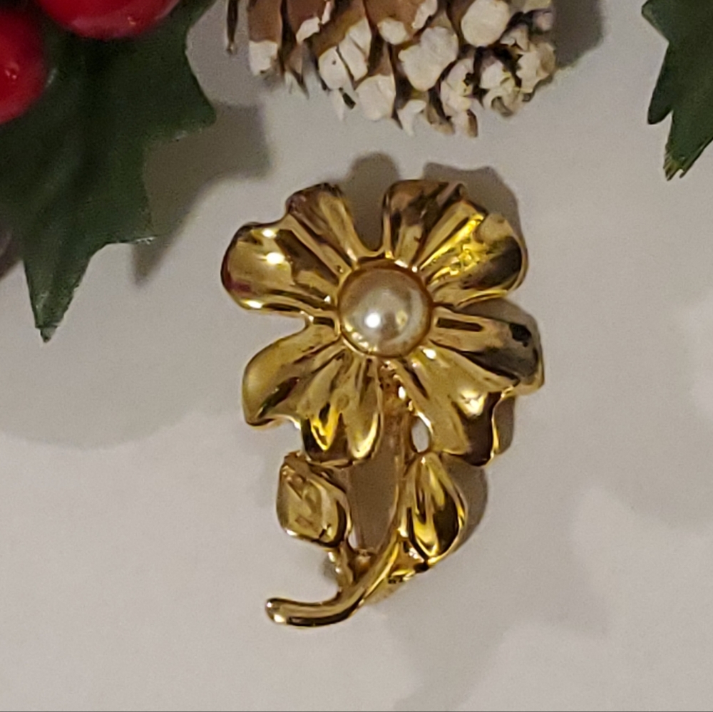 1.5" Gold tone Flower Brooch Pin with Center Pearl